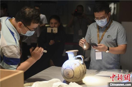 2020年6月，在長沙博物館舉行“從地中海到中國：絲路寶藏——平山郁夫絲綢之路美術館藏文物展”前，專家開箱鑒定文物。中新社記者 楊華峰 攝