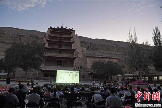 2018年8月，在敦煌莫高窟標志性建筑“九層樓”前，《回顧平山郁夫先生的貢獻》座談會舉行。來自中日兩國的專家、學者共同懷念這位情系敦煌數(shù)十載的繪畫巨匠、中日友好的文化使者、世界文化遺產的守護者。中新社記者 楊艷敏 攝