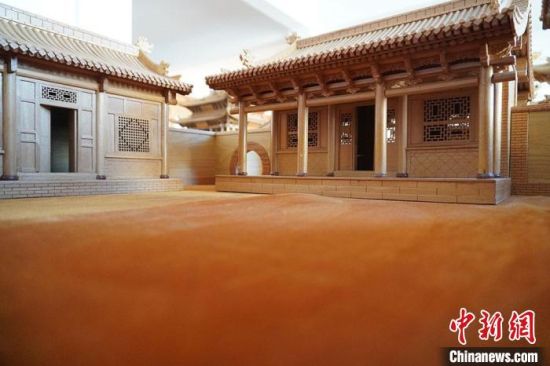 圖為微縮建筑蘭州四合院內(nèi)部結(jié)構(gòu)?！【琶赖┰?　攝