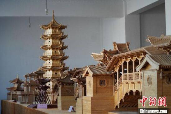 圖為古建筑模型制作技藝傳習(xí)所展廳內(nèi)的微縮古建筑作品。　九美旦增 　攝