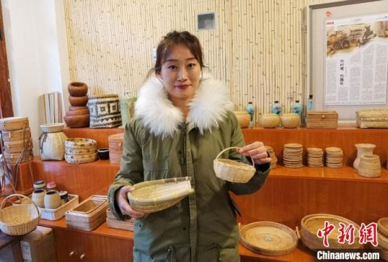 40多種精小玲瓏、純手工制作的新型盛食容器、居家工藝品等，每一件都令人愛(ài)不釋手?！●T志軍 攝