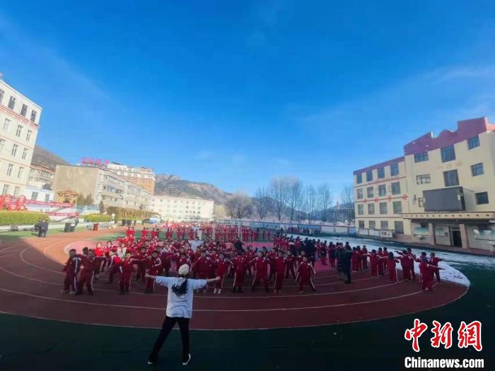 圖為街舞老師教授藏族學(xué)子跳街舞?！￡惿菩?攝