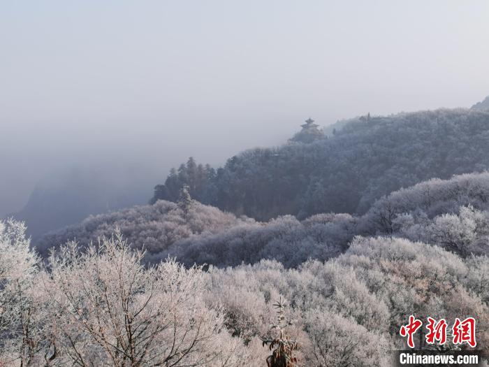 圖為連綿山脈，皆是白色?！⌒煺袢A 攝