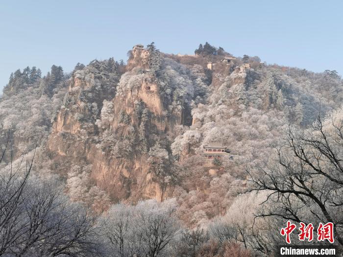 圖為崆峒山霧凇景色。　徐振華 攝