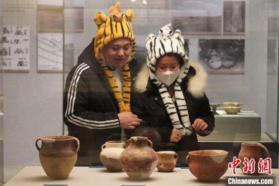 圖為市民戴虎頭帽在博物館內(nèi)參觀。九美旦增 攝