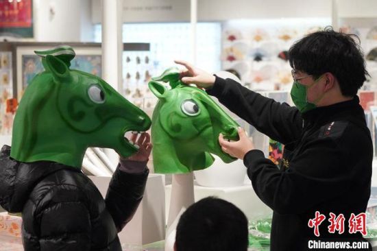 圖為“神馬來(lái)了”銅奔馬頭套?！【琶赖┰?攝