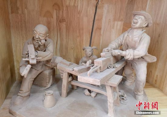 圖為泥塑作品。 劉玉桃 攝