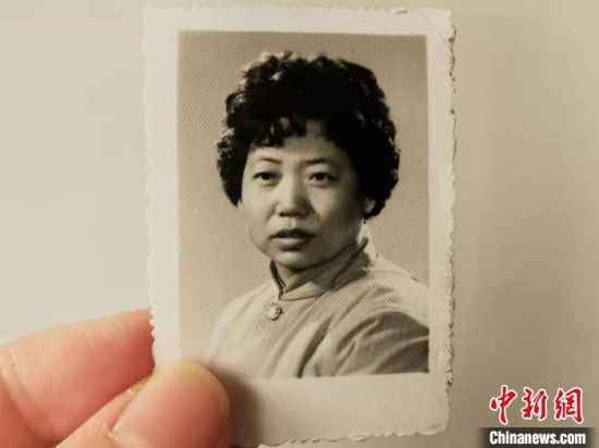 圖為20世紀80年代，蘭州照相館拍攝的人物肖像照，如今仍然有很多人選擇拍攝這樣的照片留作紀念?！⊥跄劣?攝