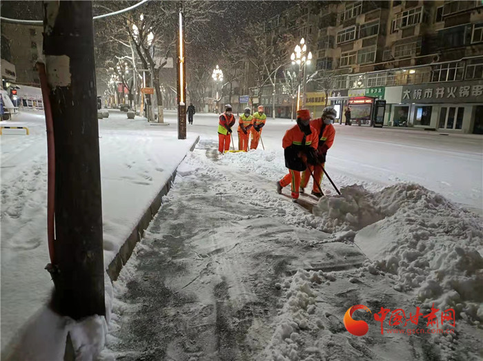 蘭州市啟動鏟冰除雪應(yīng)急預案 已清除積雪1980余噸