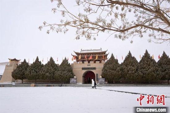 圖為2月17日，游人在鳴沙山月牙泉景區(qū)內(nèi)體驗(yàn)大漠雪景?！《鼗褪形穆镁止﹫D