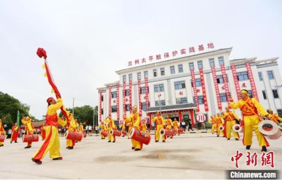 2021年6月30日，蘭州太平鼓教育保護(hù)實踐基地啟動儀式在蘭州新區(qū)舉行。(資料圖) 高展 攝