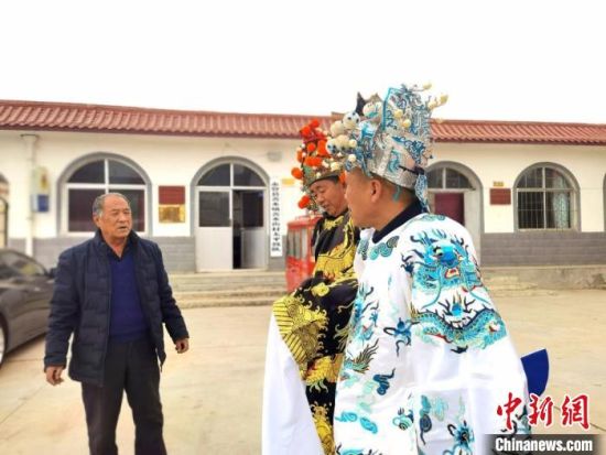 圖為69歲的“苦水高高蹺”國家級傳承人巨海全(左一)，叮囑徒弟們高高蹺練習技巧要領?！￠Z姣 攝