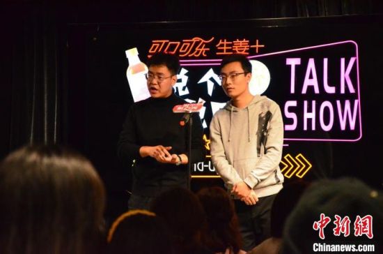 圖為脫口秀演員搭檔表演?！钅?攝