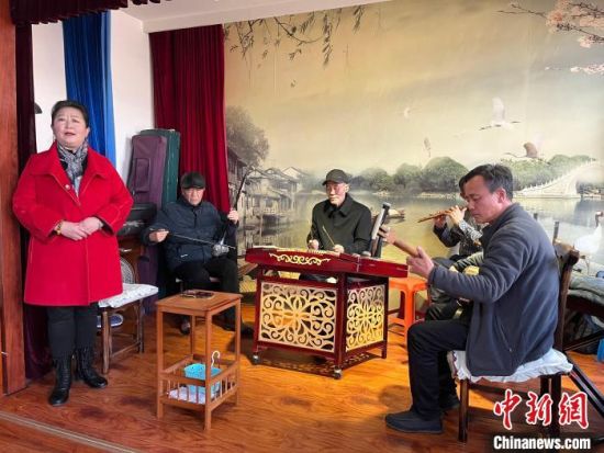 圖為蘭州鼓子表演者王常玉登臺(tái)演唱，她是這項(xiàng)入列國(guó)家級(jí)非物質(zhì)文化遺產(chǎn)的曲藝表演者中，為數(shù)不多的女演員。　張煜曼 攝