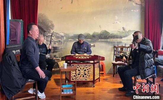 圖為蘭州鼓子愛好者在傳習(xí)所內(nèi)互相搭檔上臺(tái)演出?！堨下?攝