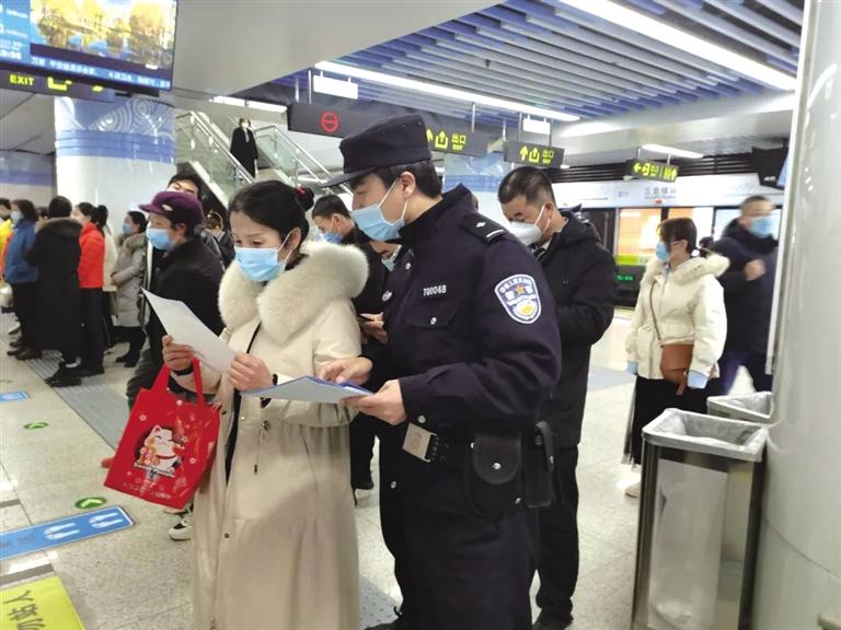 講解詐騙套路 普及“斷卡”常識 蘭州城關公安分局、交通治安分局聯(lián)合反詐宣傳進地鐵