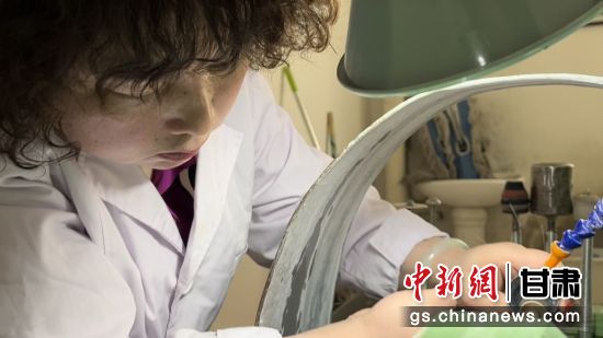 夜光杯制作學(xué)徒謝小琴坦言，雖工作枯燥，但是能夠掌握國家級非遺技藝是很自豪的。王牧雨 攝