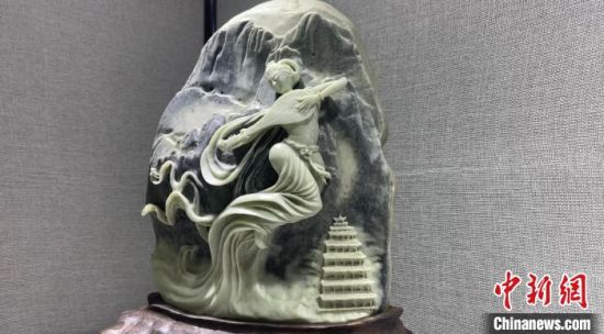 圖為李學(xué)平的玉雕作品。　高瑩 攝