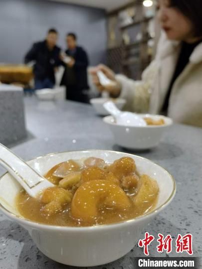 圖為酒泉美食“糊鍋”?！∫蟠河?攝