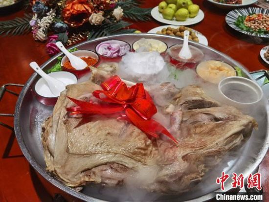 圖為酒泉美食“漢蒸全羊”。　馮志軍 攝