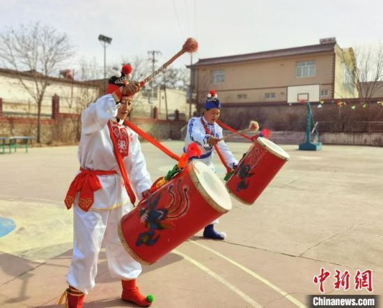 圖為劉玉均(右一)身穿青花服與隊員一起練習動作。　張婧 攝
