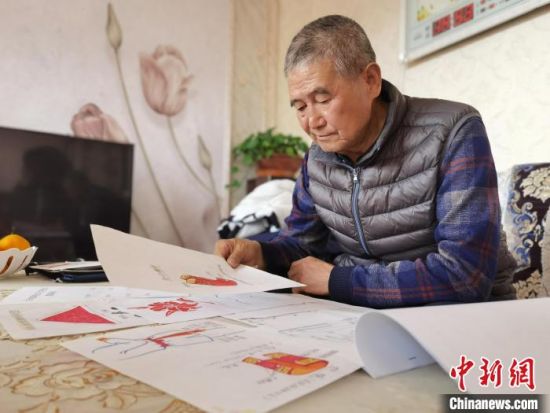 圖為陸鵬飛向記者展示多年帶隊的手寫筆記。　張婧 攝