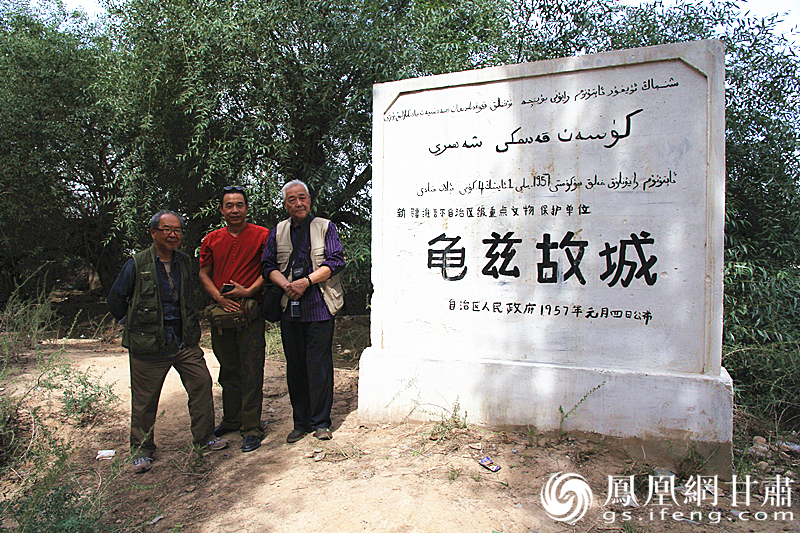庫車是古代龜茲語，意為“龜茲人的城”，乃絲綢之路重鎮(zhèn)。2016年，蘇朗（右）、文巖（左）等藝術(shù)家前往庫車龜茲故城遺址采風(fēng)。楊文遠 攝