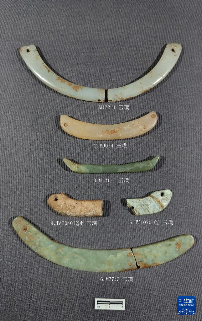 河南南陽(yáng)市黃山新石器時(shí)代遺址出土的屈家?guī)X文化玉璜（資料圖）。