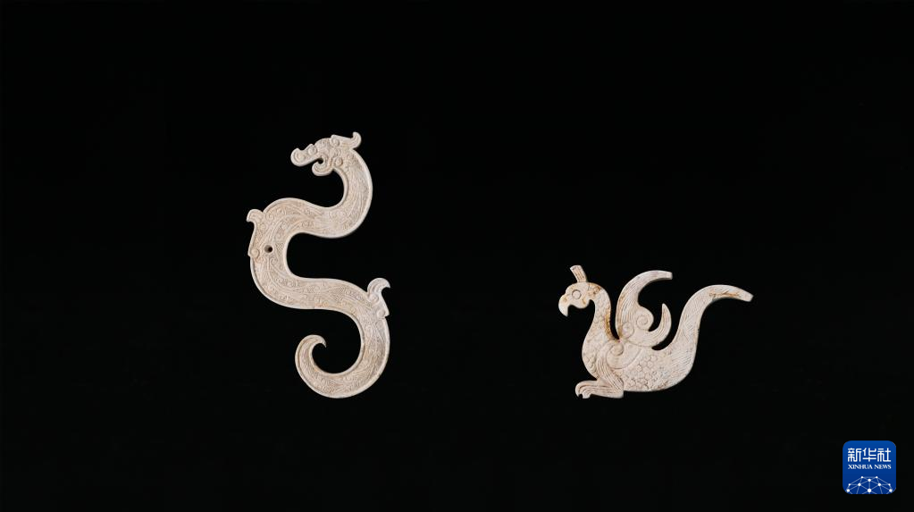 江西樟樹(shù)市國(guó)字山戰(zhàn)國(guó)墓葬出土玉龍、玉鳳（資料圖）。