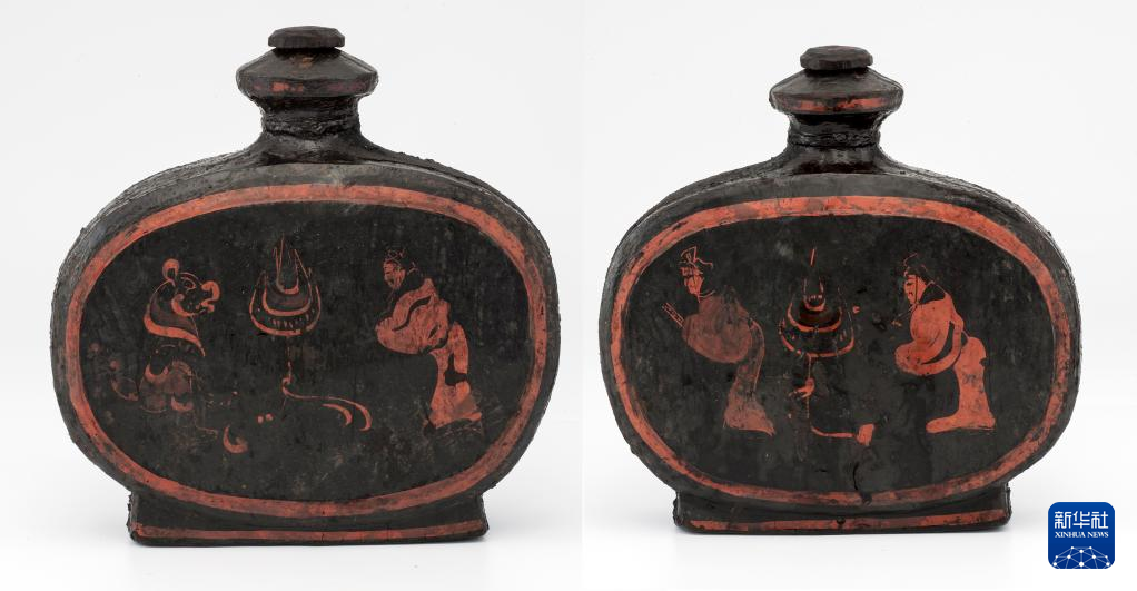 湖北云夢(mèng)縣鄭家湖戰(zhàn)國(guó)秦漢墓地出土扁壺（資料圖）。