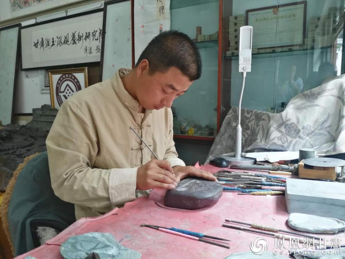 洮硯制作技藝第六代傳人、國(guó)家藝術(shù)基金資助青年藝術(shù)家、正高級(jí)洮硯雕刻藝術(shù)師李江平十年如一日專注于洮硯制作 圖源自網(wǎng)絡(luò)