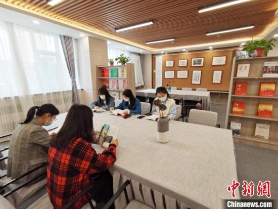 近日，在國網(wǎng)甘肅電力黨校職工書屋，正在舉行青年職工讀書交流活動。　徐雪 攝