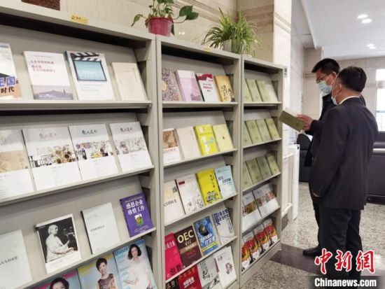 圖為國網(wǎng)甘肅電力黨校的職工書架?！⌒煅?攝