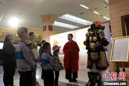 該“唐朝明光鎧”吸引游人圍觀，盡顯中國(guó)古代工匠獨(dú)特設(shè)計(jì)和傳統(tǒng)甲胄文化的魅力?！垥粤?攝