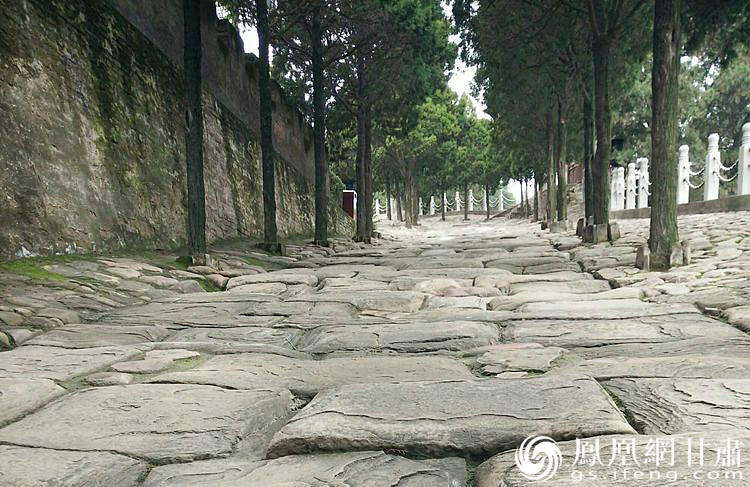 司馬遷祠的山崗下面有一段司馬古道，石條為北宋時(shí)鋪設(shè)，歷經(jīng)800余年的雨水沖刷、風(fēng)化、人走車碾，石條上的車轍印是這里曾經(jīng)繁華的歷史見證，又好像昭示太史公一生的坎坷與悲壯。楊文遠(yuǎn) 攝