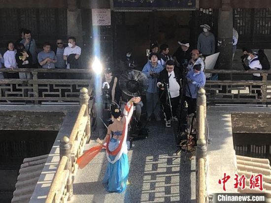 圖為5月以來，“奧大?！敝辈ガF(xiàn)場引游客圍觀。　敦煌市委宣傳部供圖