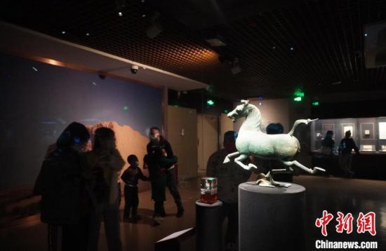 甘肅省博物館展出的“銅奔馬”吸引觀眾拍照留影。