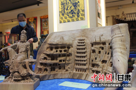 連日來(lái)，甘肅省工藝美術(shù)行業(yè)評(píng)審認(rèn)定工作會(huì)議在蘭州舉行。圖為以敦煌莫高窟為題材的木雕作品《守護(hù)》。徐雪 攝
