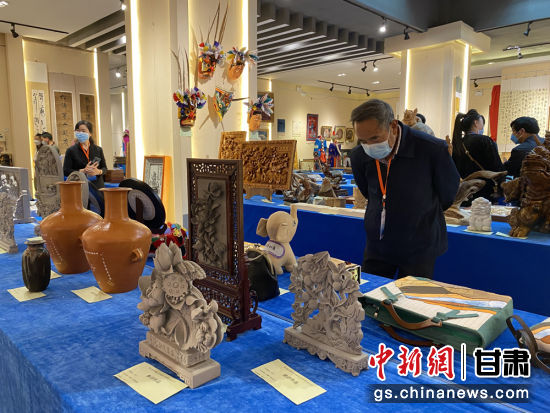 來(lái)自全省的近800件作品進(jìn)入專家評(píng)審環(huán)節(jié)，作品涵蓋雕塑雕刻、漆器、工藝花畫等多個(gè)類別。徐雪 攝