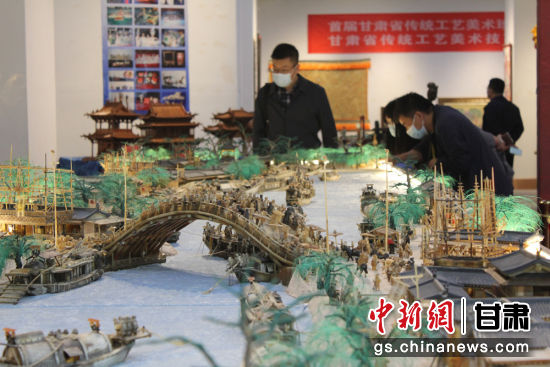 圖為參評(píng)作品牦牛角立體微雕“清明上河圖”。徐雪 攝