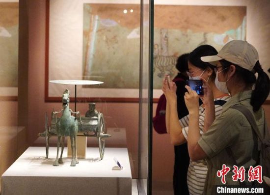 圖為參觀者參觀“大道攸歸：五涼文化展”展陳文物?！【琶赖┰?攝