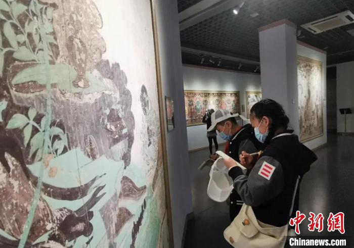 圖為學(xué)生參觀敦煌藝術(shù)館。(資料圖) 蘭州大學(xué)附屬學(xué)校供圖