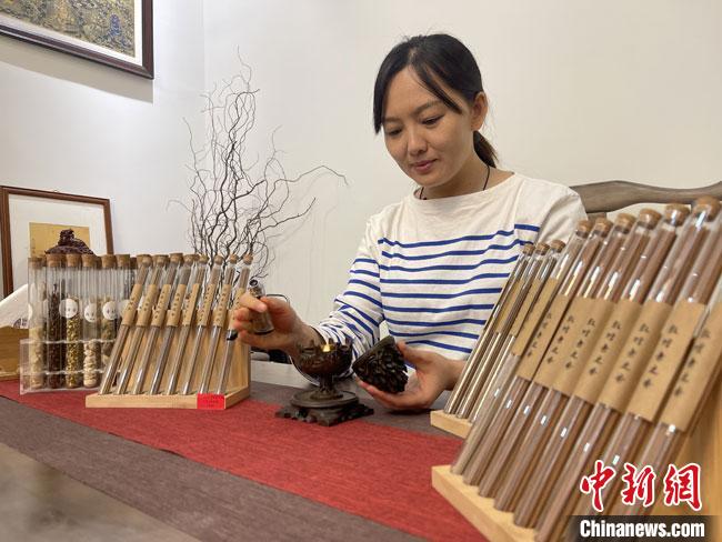 圖為魯雯展示燃香禮儀?！「攥?攝