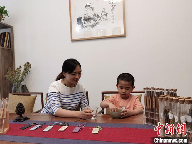圖為魯雯為小學員授課和培訓。　馮志軍 攝