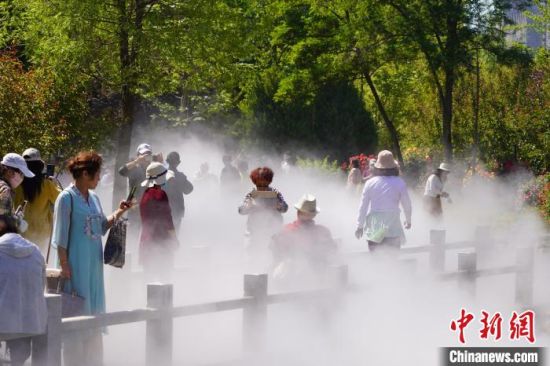 蘭州市寓言故事園化身“瑤池”仙境美景，吸引不少市民前來觀賞、拍照?！【琶赖┰?攝