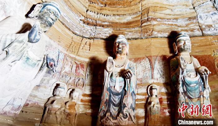北石窟寺窟內(nèi)造像因受水顯得斑駁?！“瑧c龍 攝