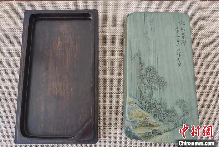 圖為甘肅甘南州洮硯藝人為提升洮硯文化內(nèi)涵，制作“一盒一拓”成品展示。(資料圖) 張婧 攝