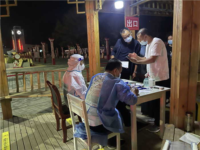 臨夏州紀委監(jiān)委督查組在廣河縣高速路口監(jiān)督檢查疫情防控措施落實情況。.jpg