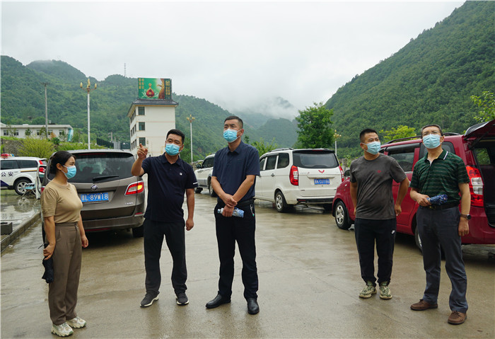 7月13日，隴南市徽縣紀(jì)檢監(jiān)察干部到嘉陵火車站督查疫情防控工作。張麗娟 攝.JPG