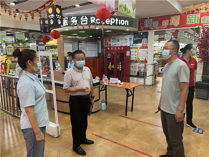 7月15日，酒泉市玉門市疫情防控督查組在隴商聯(lián)華超市監(jiān)督檢查疫情防控措施落實(shí)情況。 .jpg